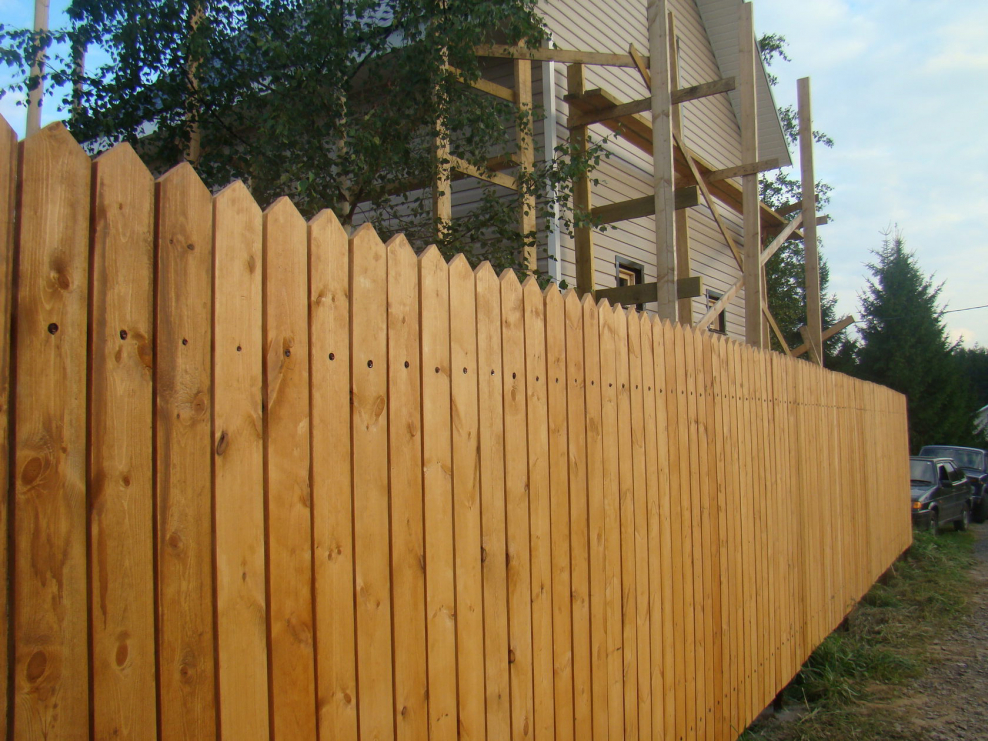 Сплошной деревянный забор