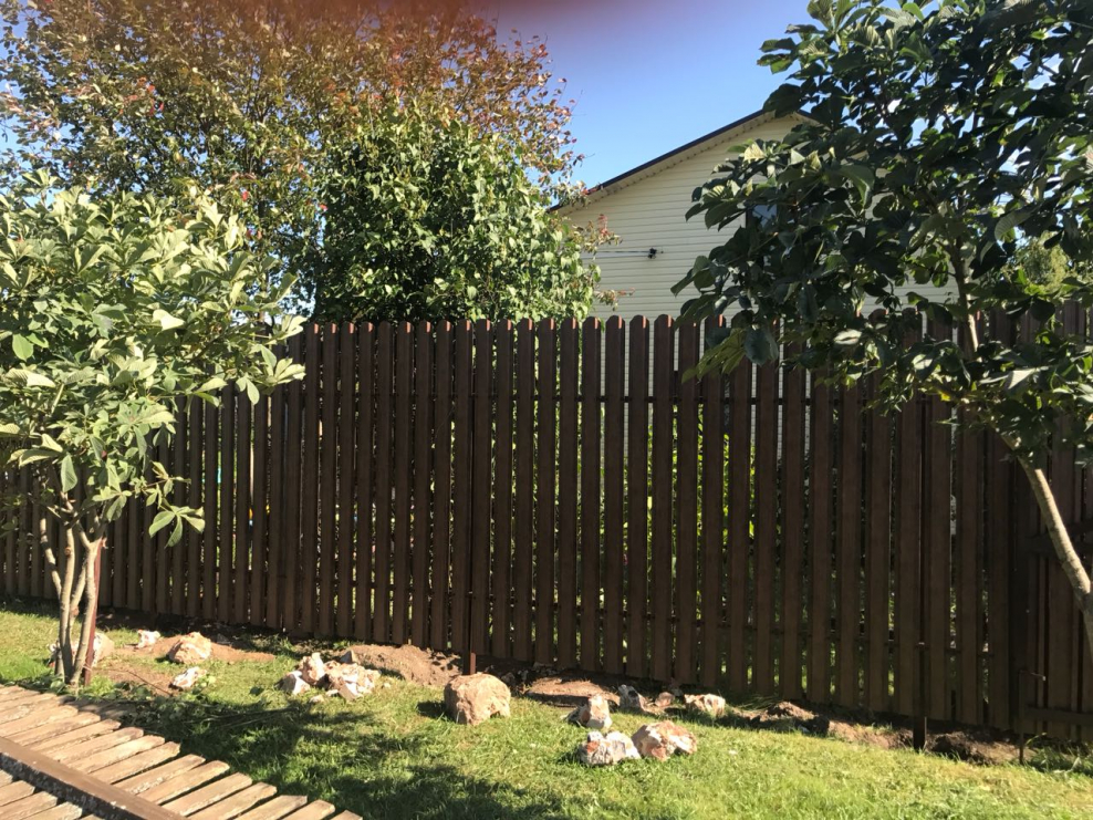 Забор штакетник коричневый