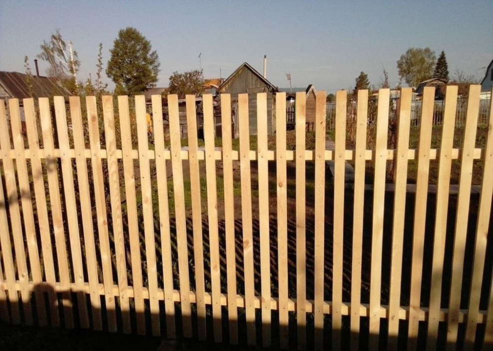 Деревянный забор горизонтальный штакетник