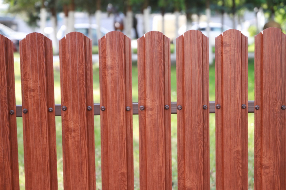 Сплошной деревянный забо