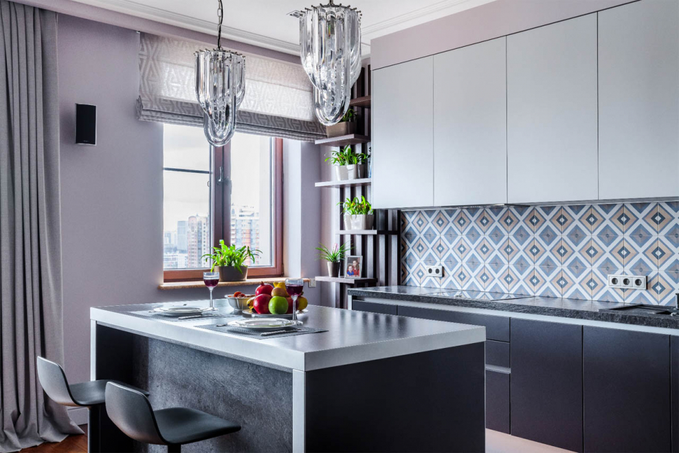 Белая кухня с лавандовыми акцентами