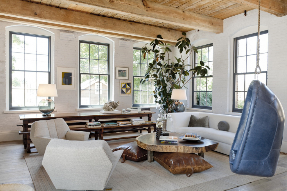 Белый деревянный потолок в интерьере