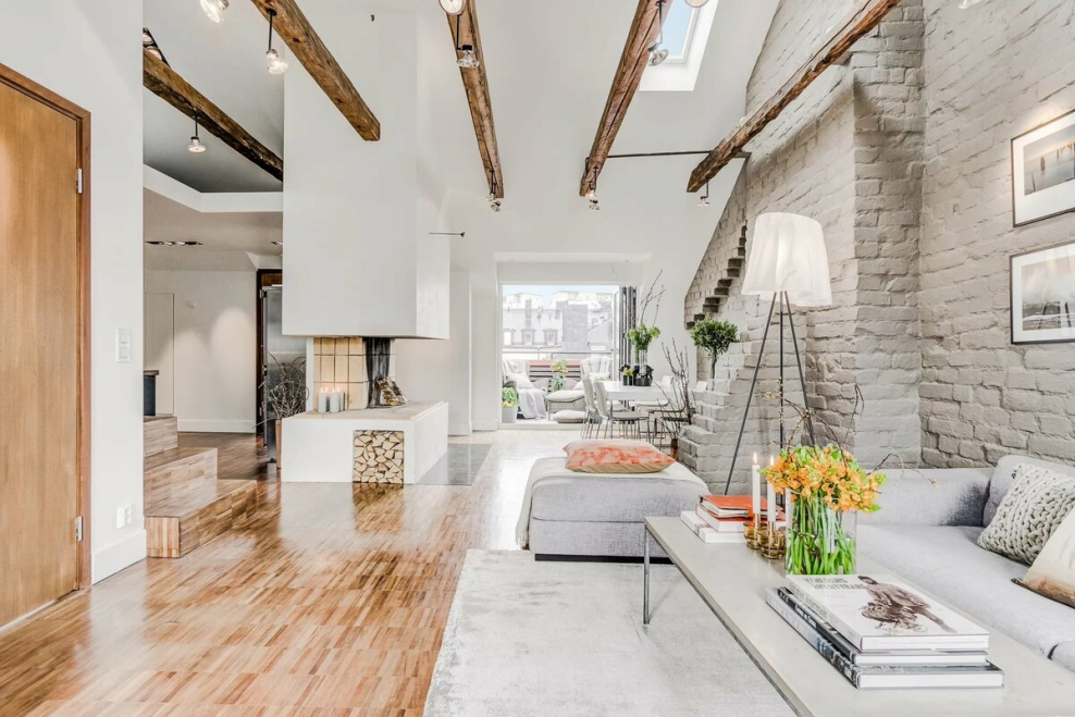 Интерьер в скандинавском стиле с балками