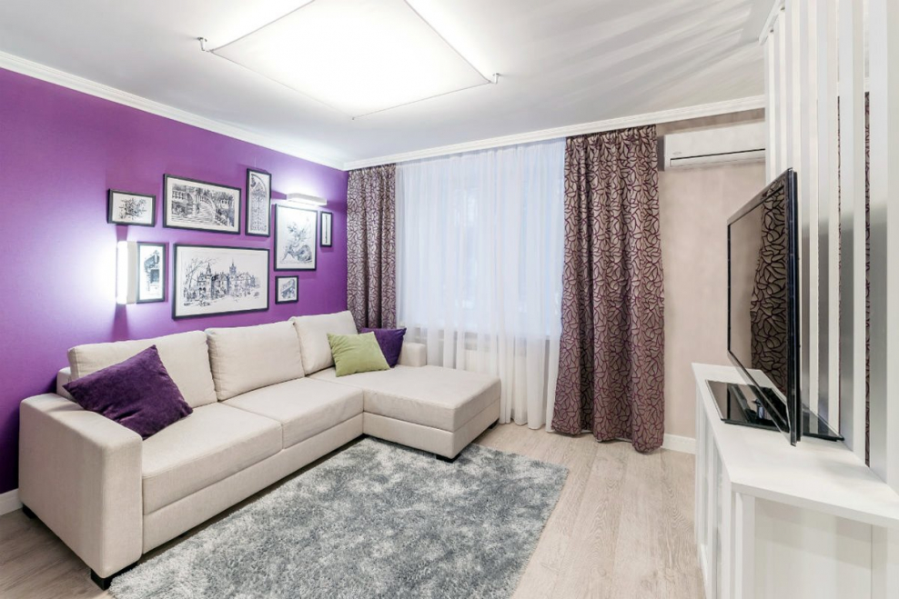 Гостиная в бело фиолетовых тонах