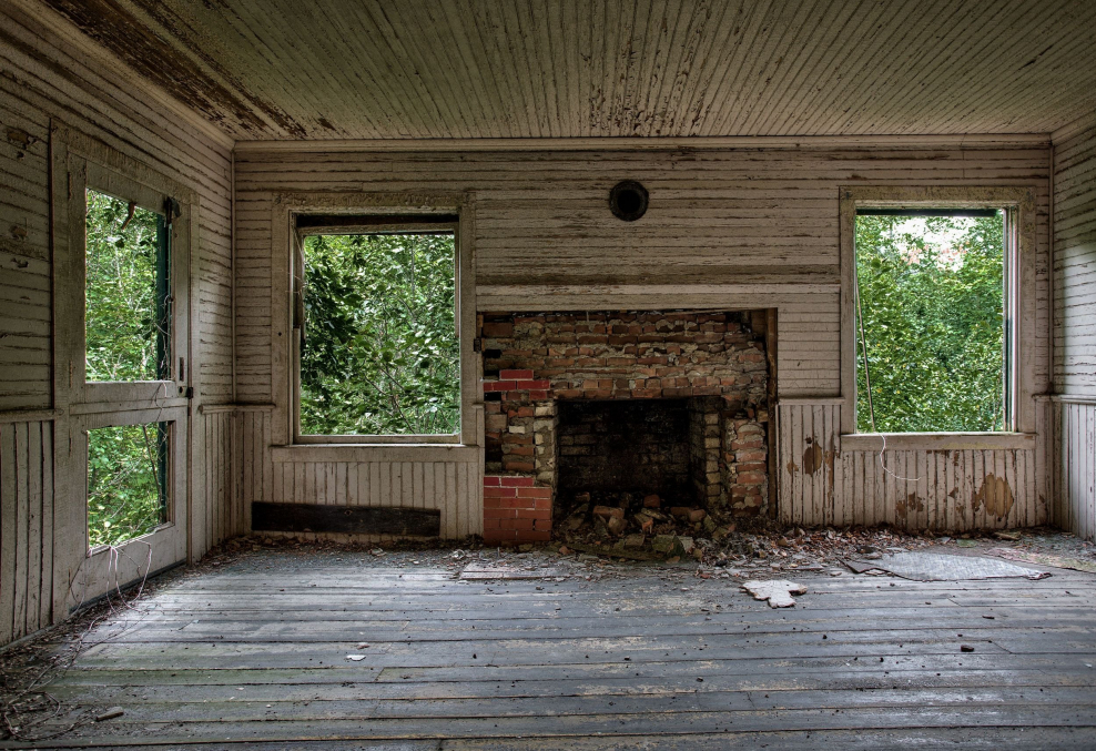 Заброшенный деревенский дом