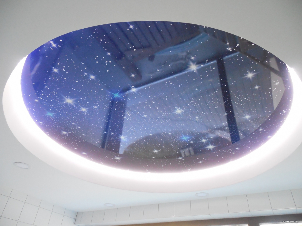 Натяжной потолок в бассейне