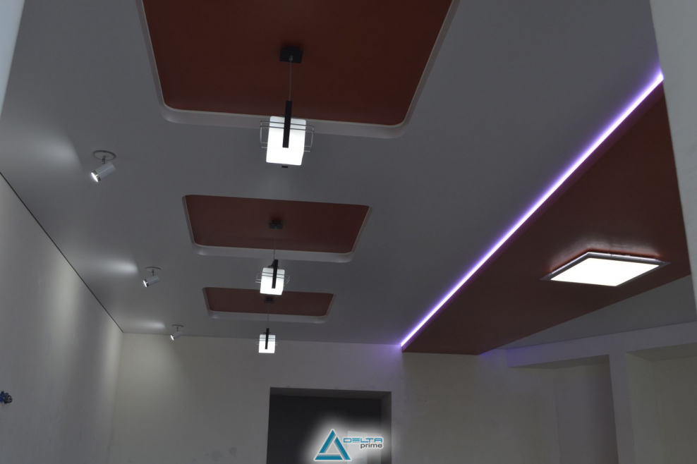 Брус с подсветкой натяжные потолки