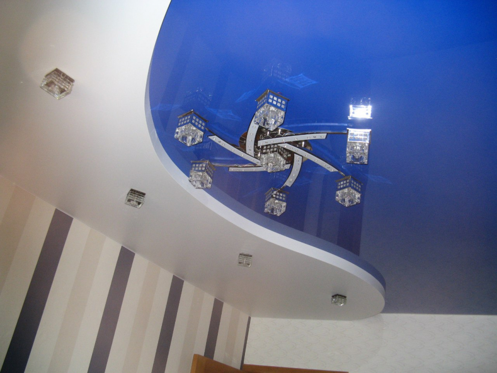 Белый глянцевый потолок на кухне