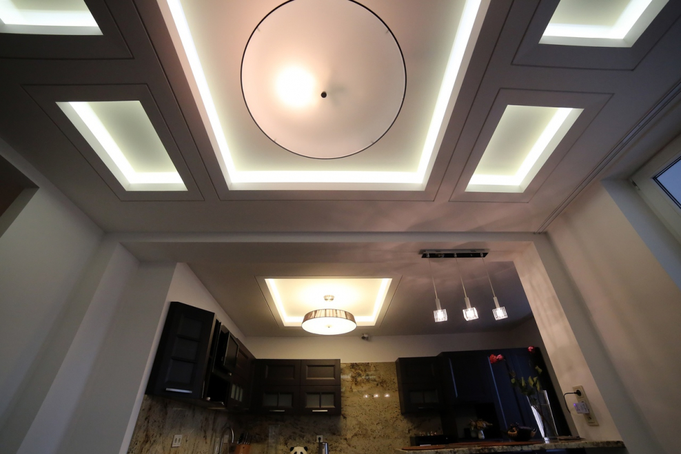 Натяжной потолок у окна