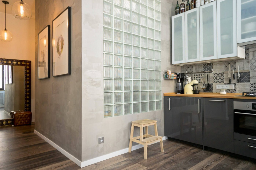 Стеклянные блоки в интерьере кухни