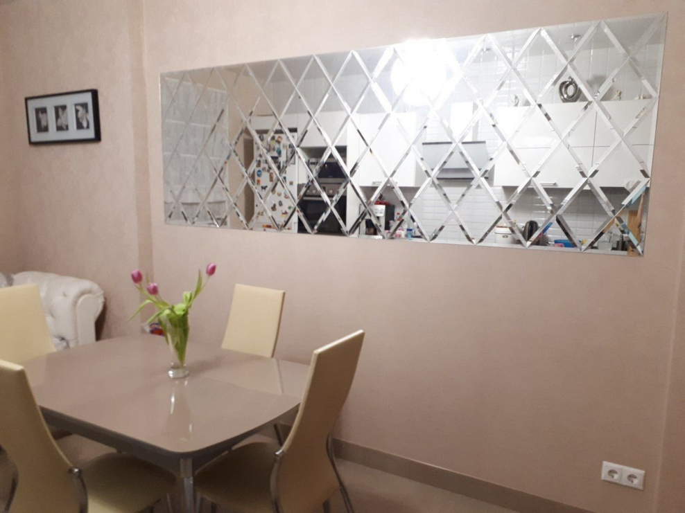 Зеркальное панно в обеденной зоне