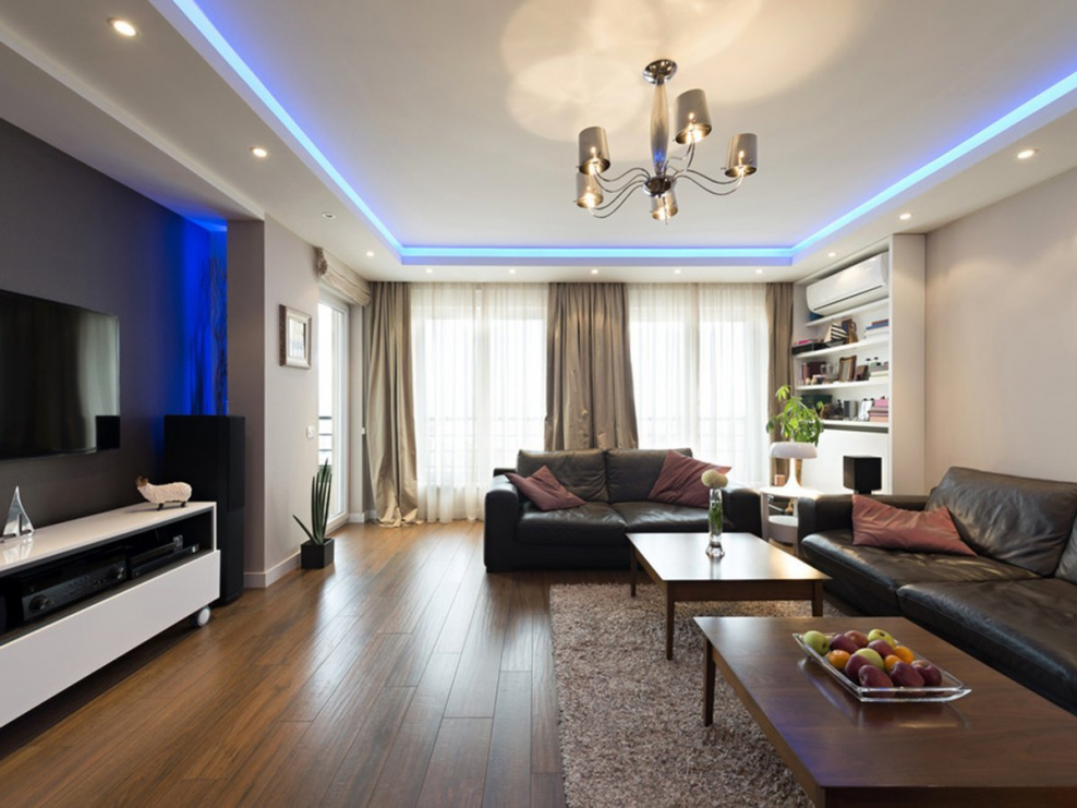 Потолок с подсветкой в гостиной