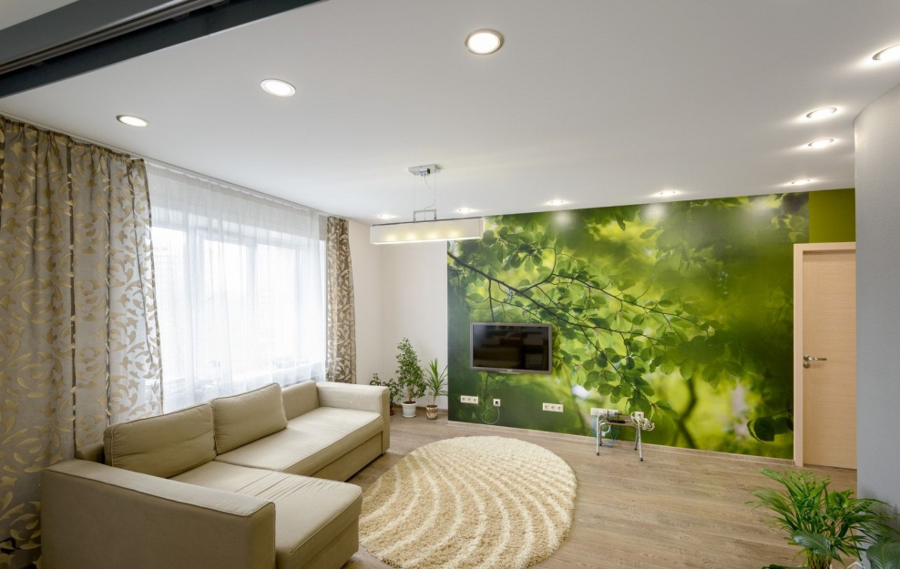 Натяжные потолки в интерьере гостиной