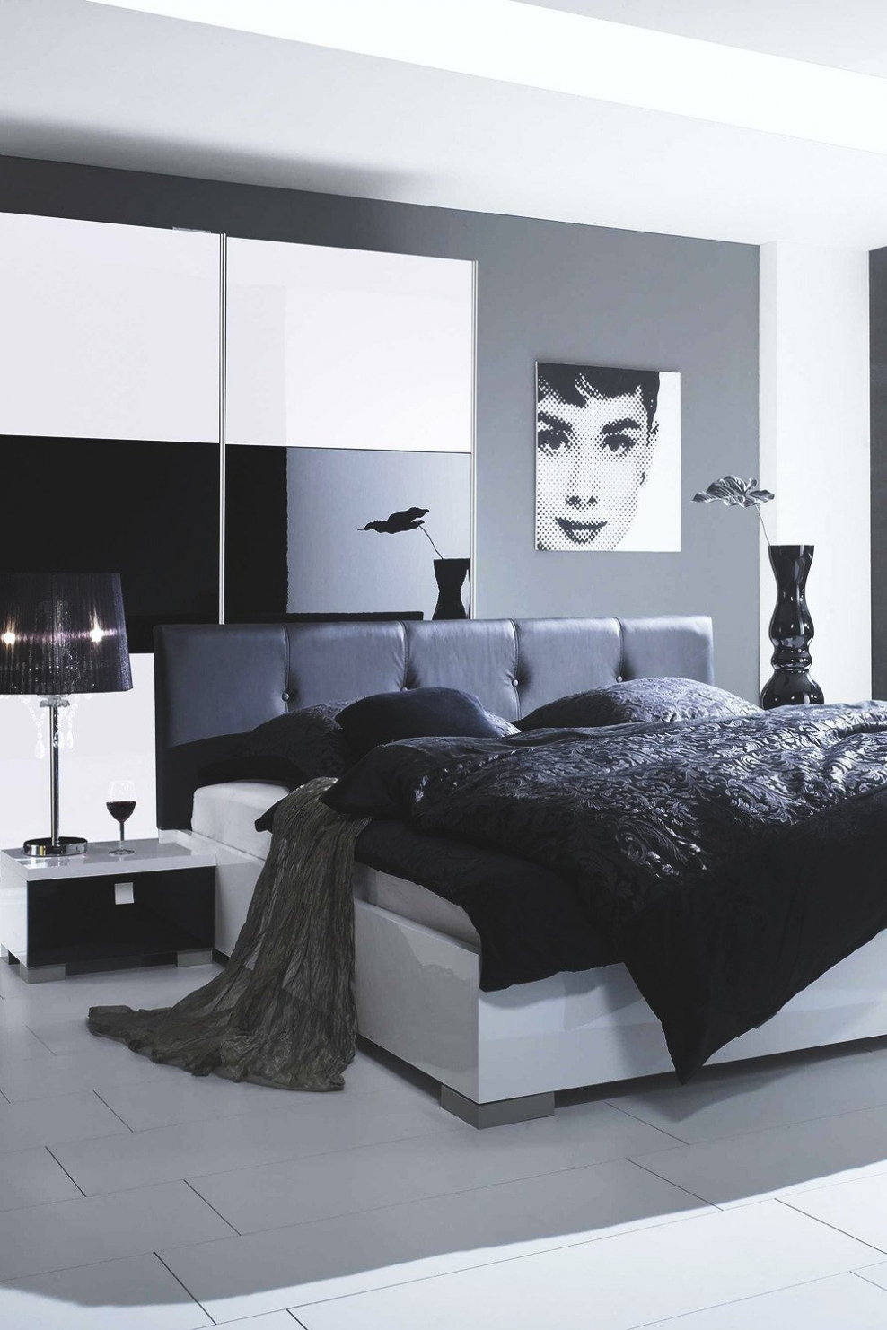 Интерьер спальни с черной мебелью