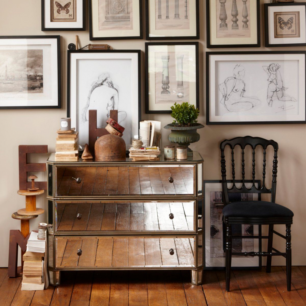 Старый комод в интерьере