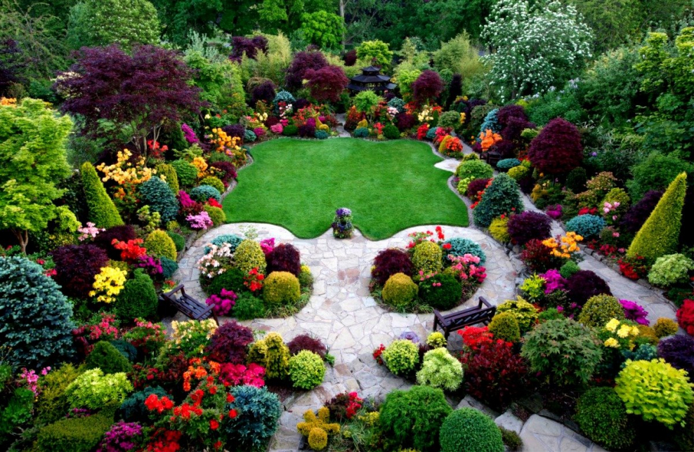 Цветник в саду