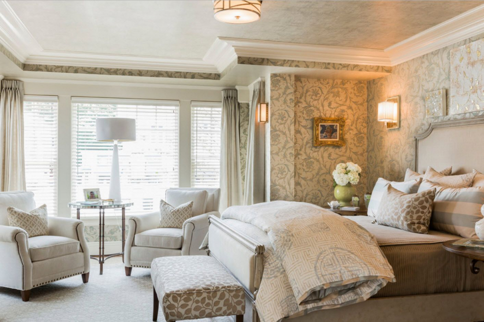 Кресло у окна в интерьере