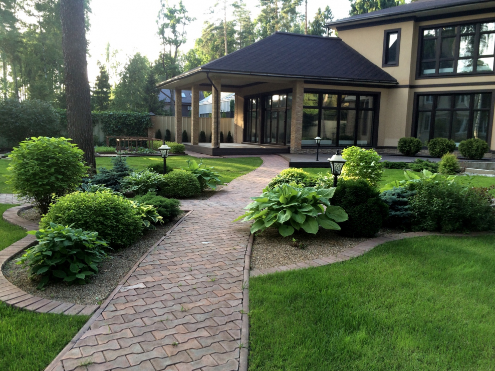 Озеленение участка загородного дома