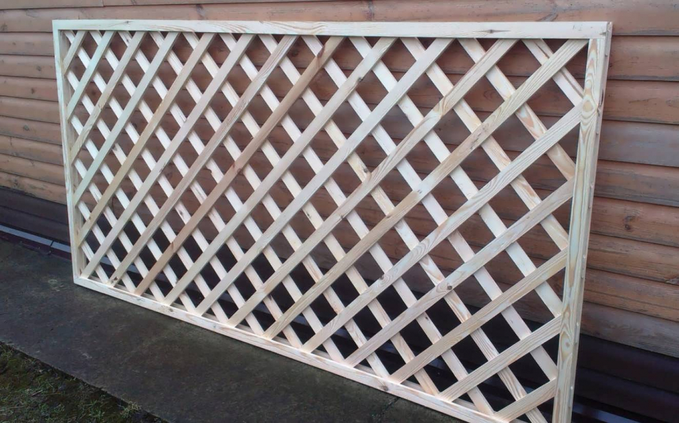 Решетчатый забор деревянный