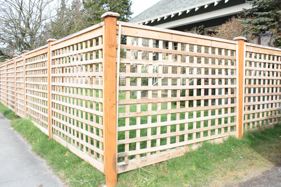 Решетчатый забор деревянный