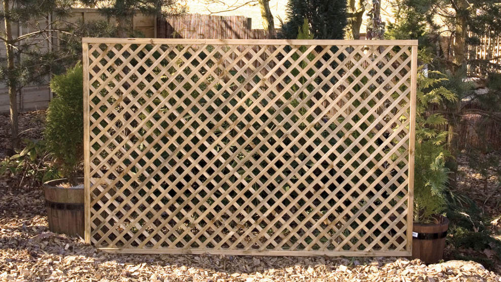 Забор решетка деревянный