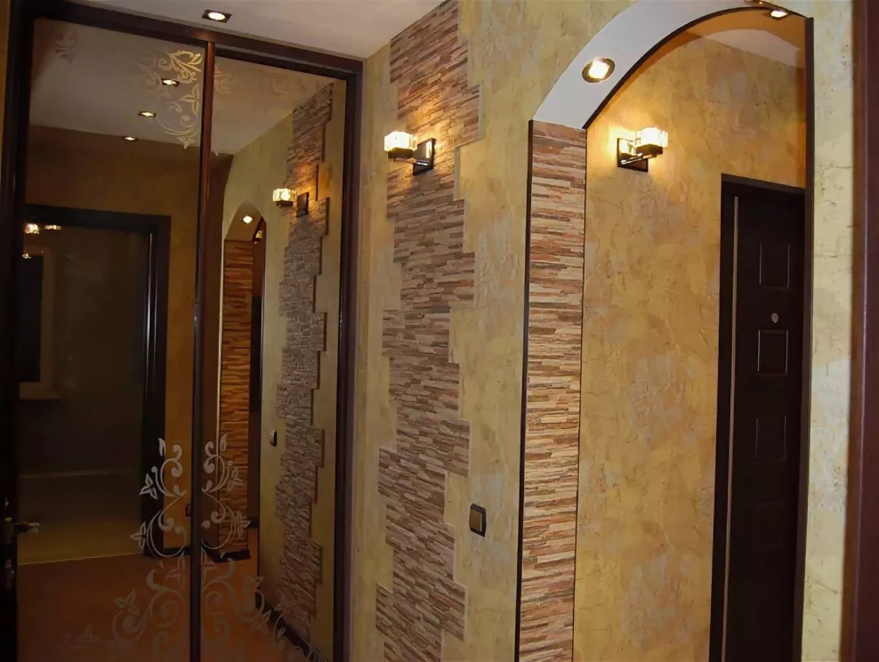 Декоративный камень в прихожей хрущевки