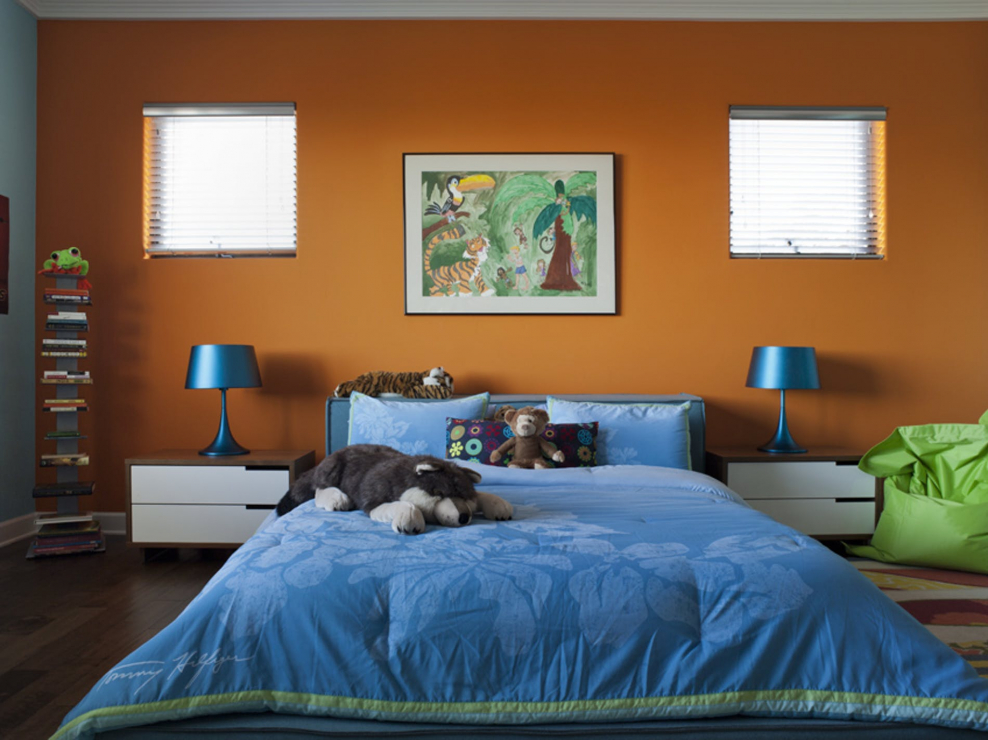 Оранжевые стены в интерьере