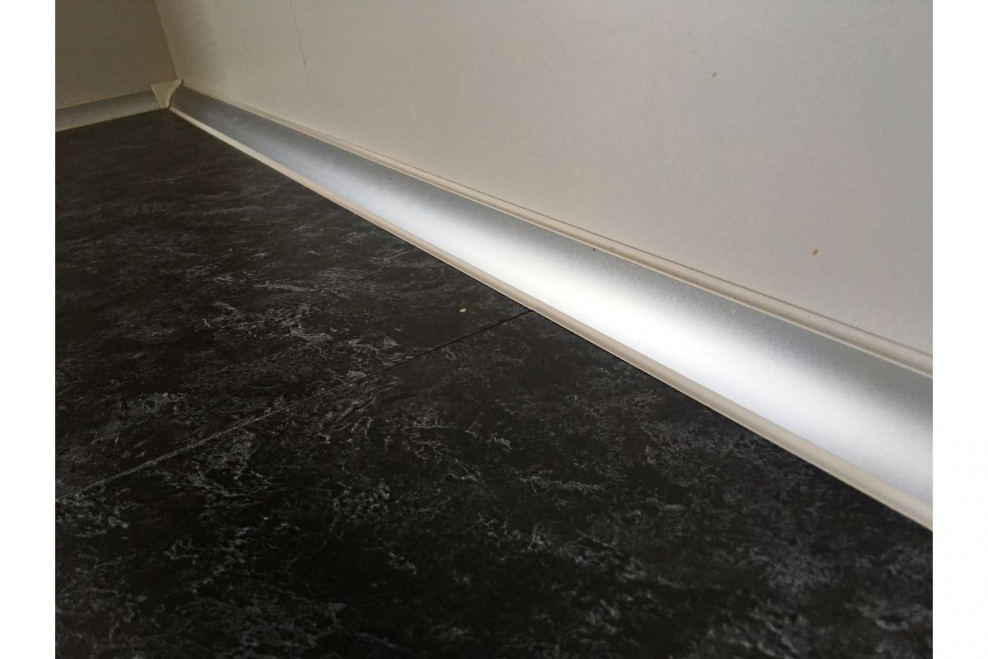 Плинтус алюминиевый Рехау черный