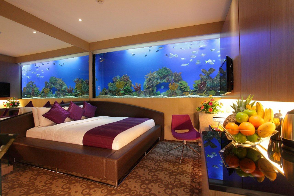 Интерьер комнаты с аквариумом