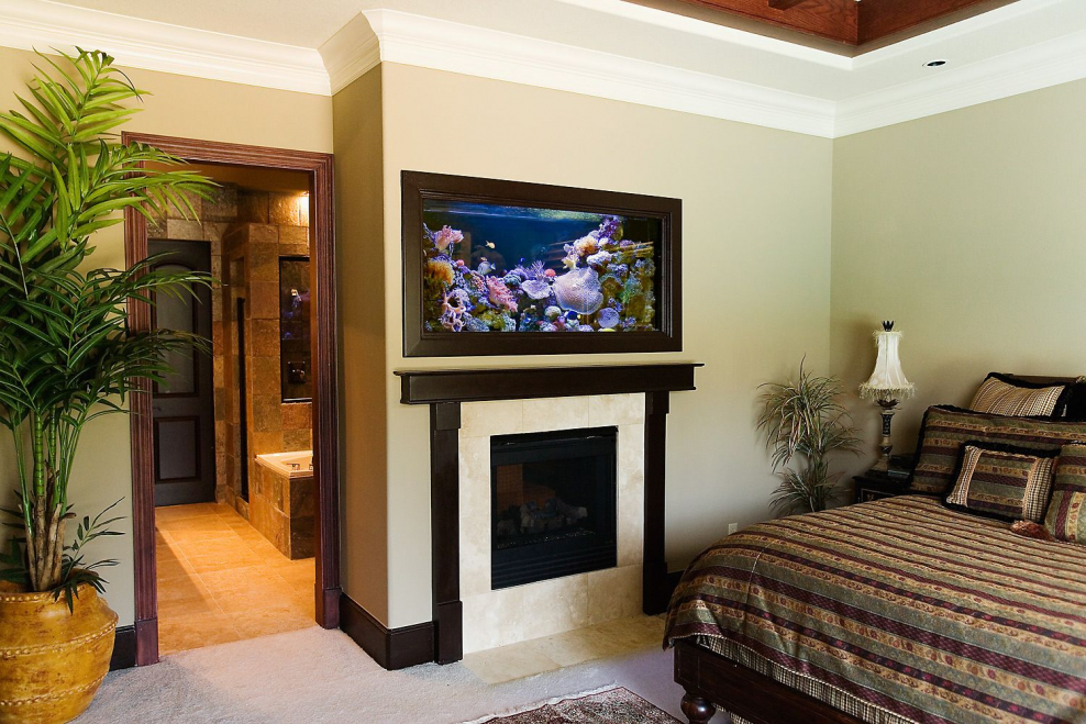 Гостиная с аквариумом и камином
