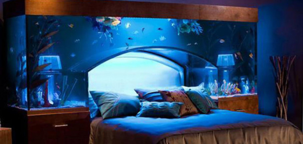 Аквариум над кроватью