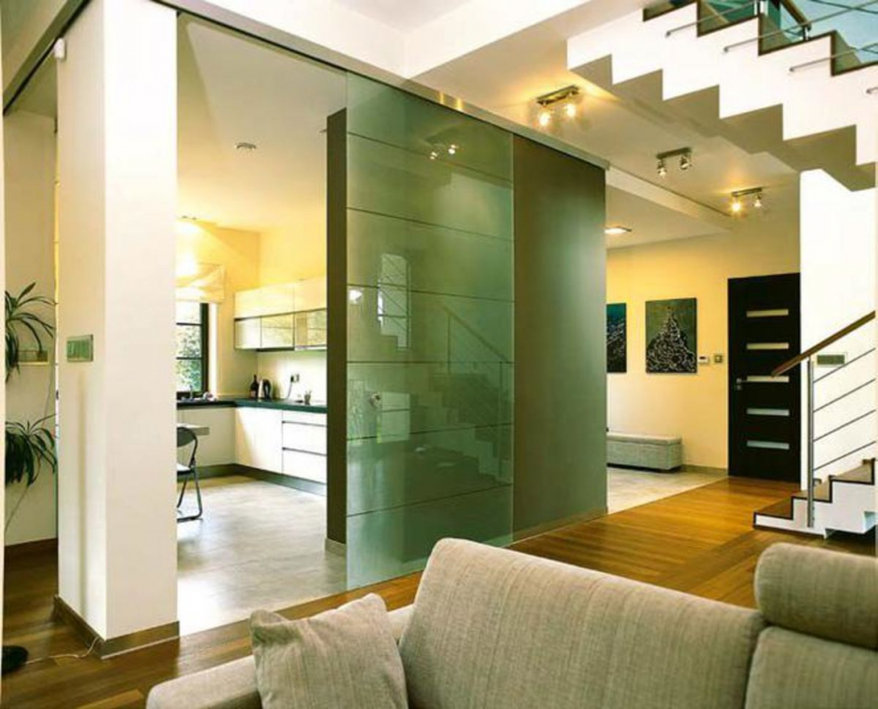 Стеклянная стена с раздвижной дверью