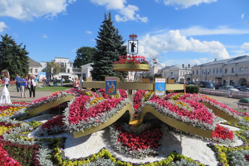 Клумба на стрелке Ярославль