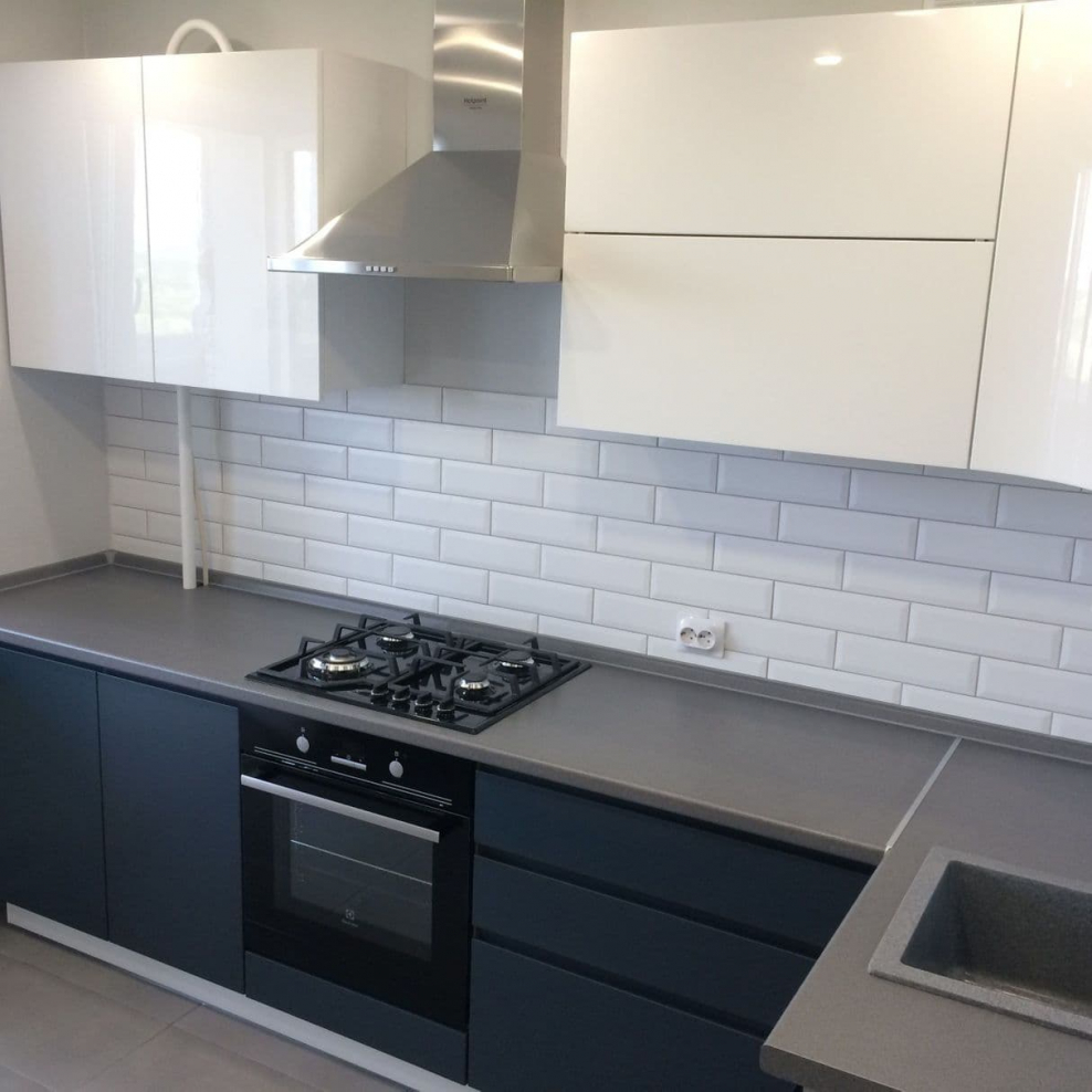 Кухонный гарнитур белый верх серый низ