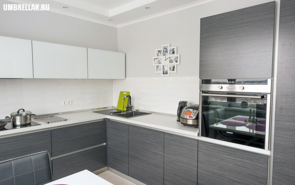 Серо белая кухня