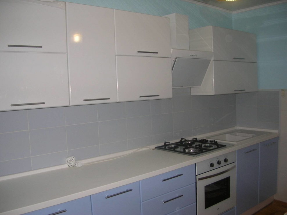 Кухня белый низ серый верх голубой фартук