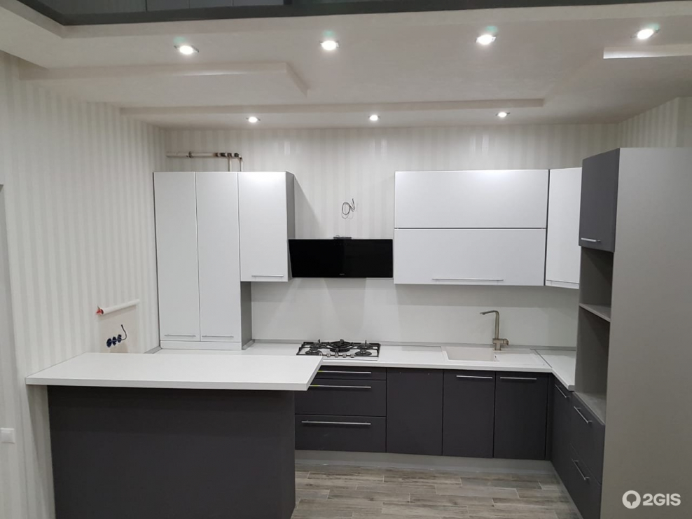 Кухонный гарнитур белый верх серый низ