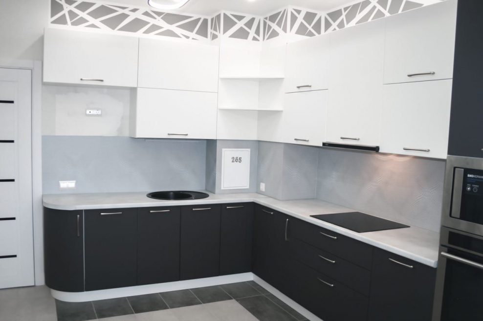 Кухня угловая графит с белым верхом