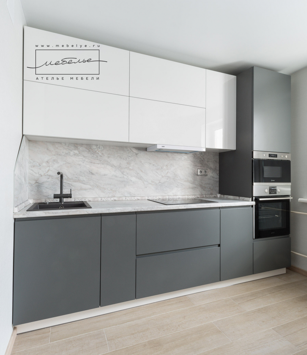 Кухня серо белая матовая с ручками