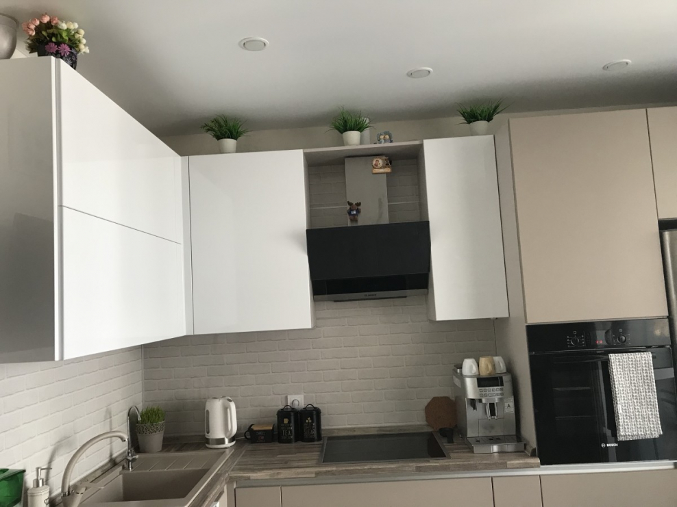 Кухня глянцевый верх матовый низ