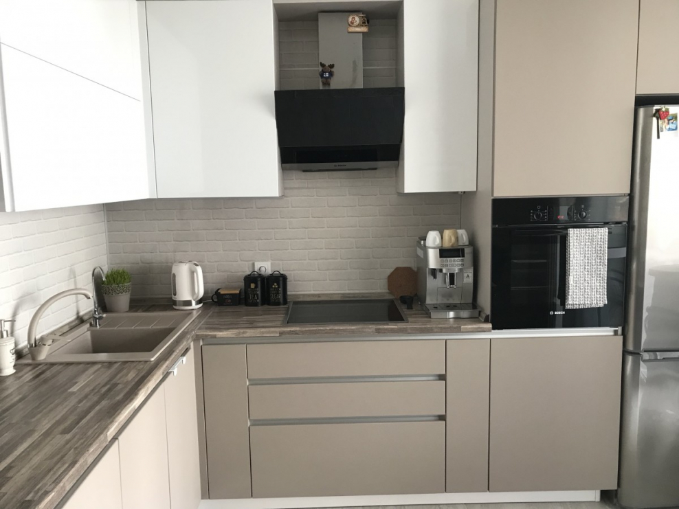 Кухня серый низ белый верх глянец