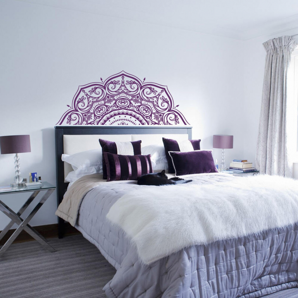 Декор стен в спальне