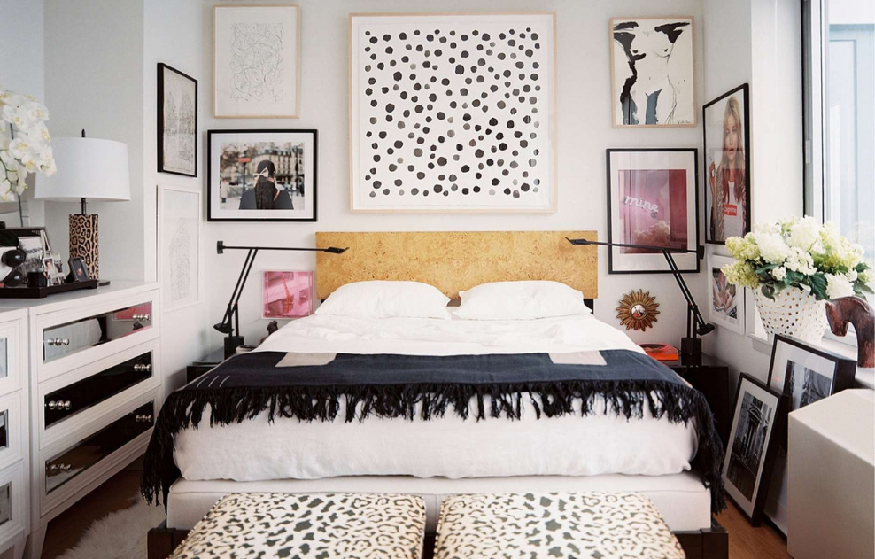 Декор изголовья кровати в спальне