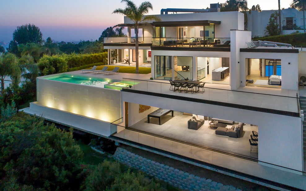 Небольшой дом с бассейном