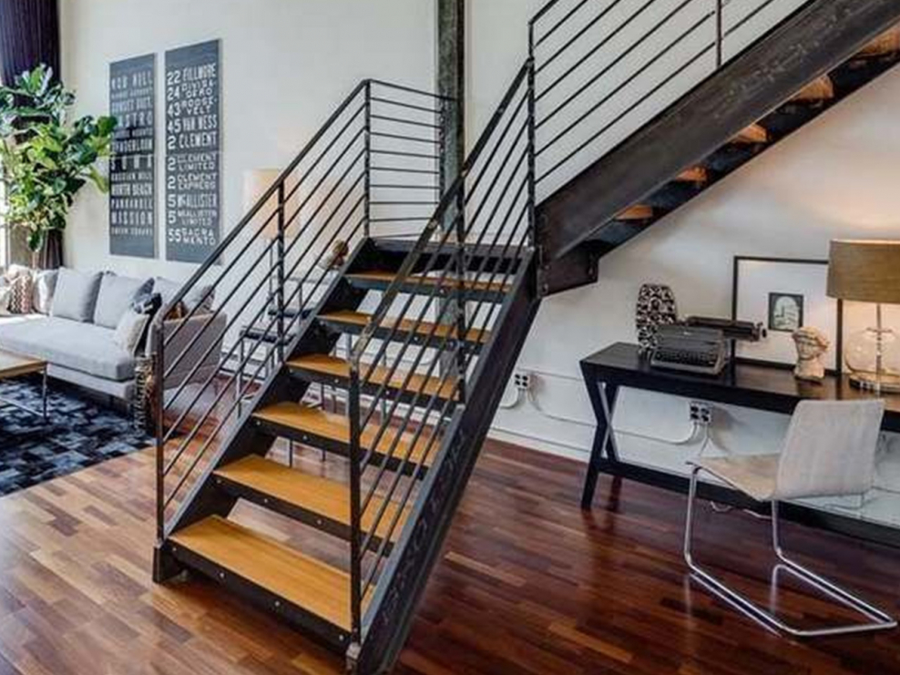Черная металлическая лестница