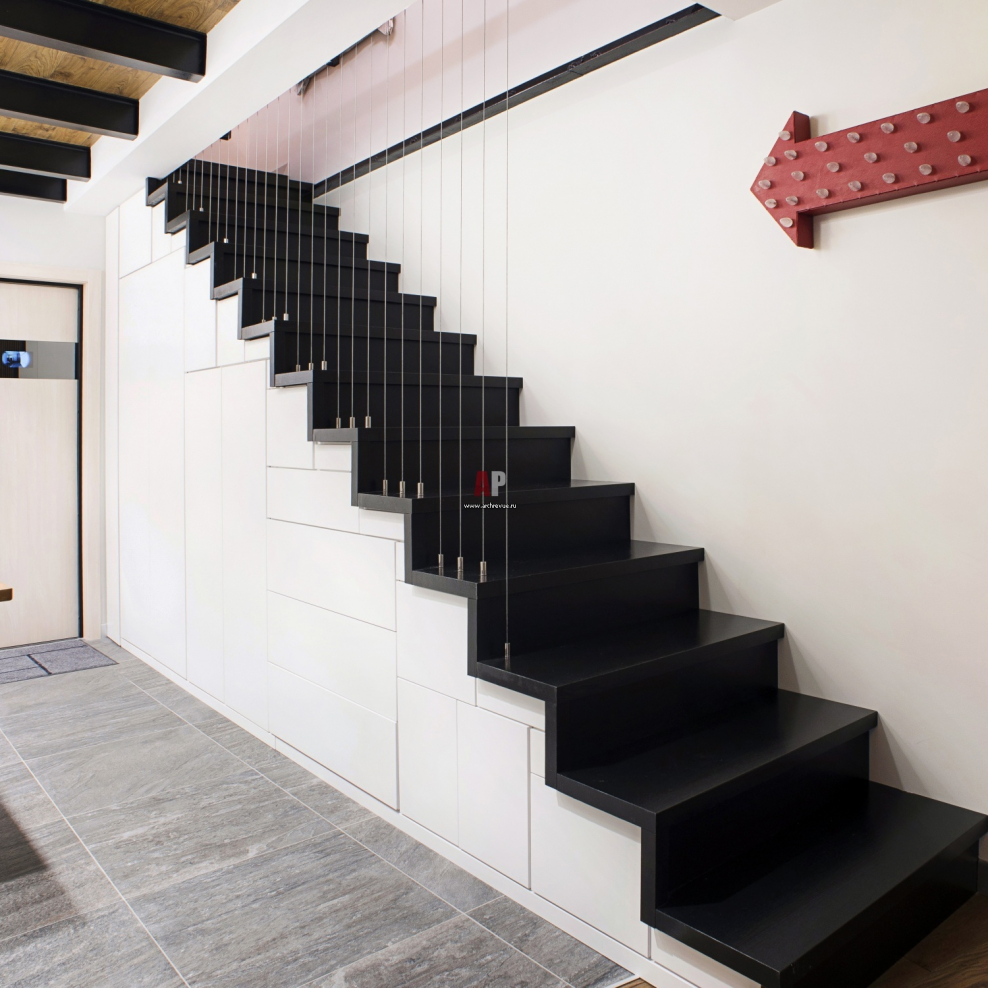 Гостиная с белой лестницей