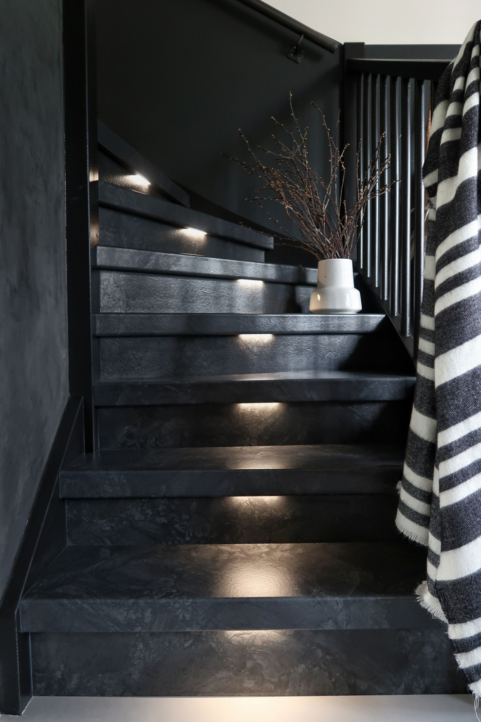 Черная металлическая лестница