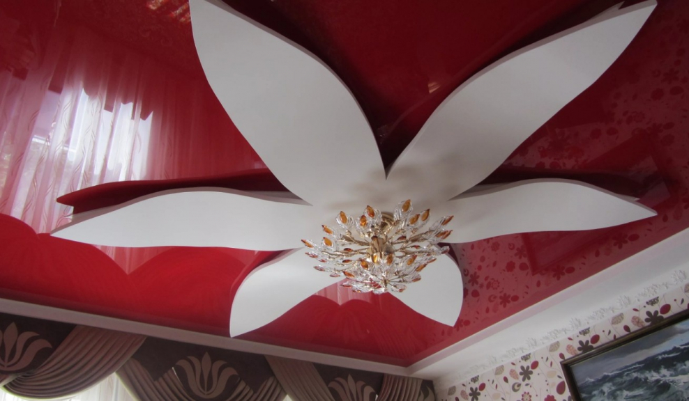 Натяжной потолок в форме цветка