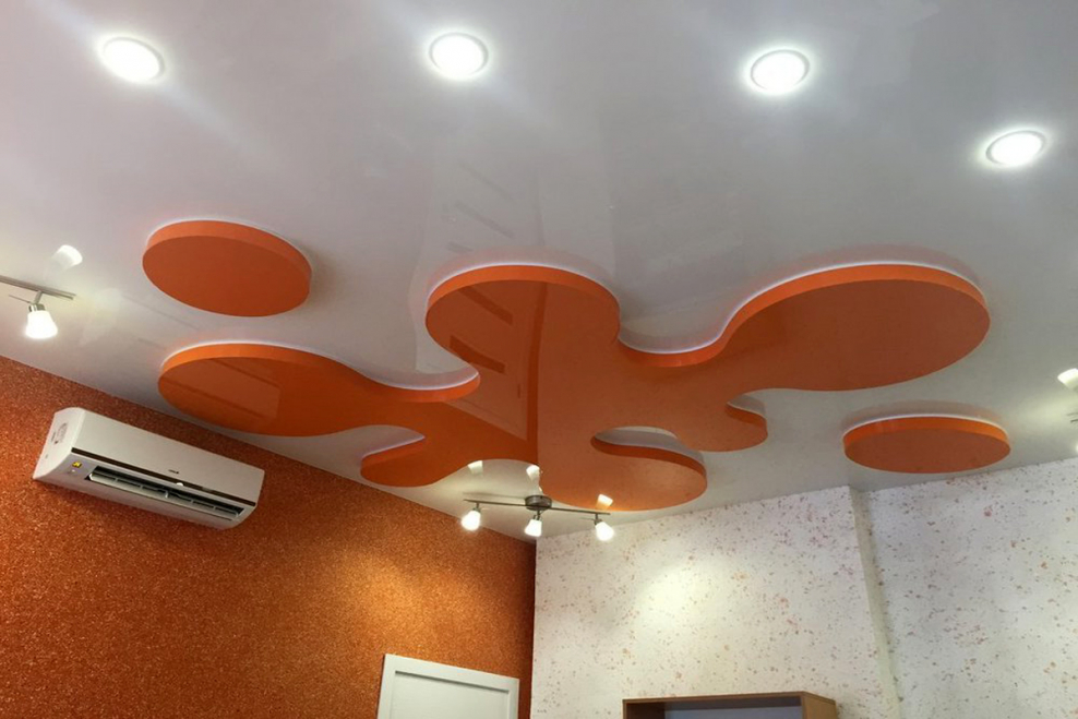 Оранжевые двухуровневые потолки