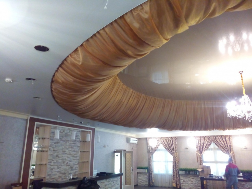 Двухцветный потолок из гипсокартона фото